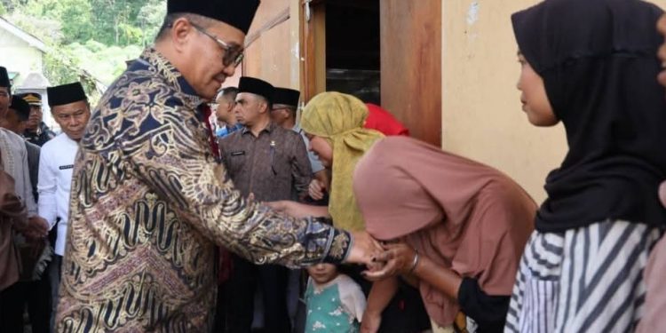 Wali Kota Sungai Penuh Alfin bersama Wakil Wali Kota Azhar Hamzah menyerahkan bantuan kepada warga korban kebakaran di Desa Koto Tinggi, Kecamatan Sungai Bungkal. (Dok: Rahmat)