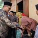Wali Kota Sungai Penuh Alfin bersama Wakil Wali Kota Azhar Hamzah menyerahkan bantuan kepada warga korban kebakaran di Desa Koto Tinggi, Kecamatan Sungai Bungkal. (Dok: Rahmat)