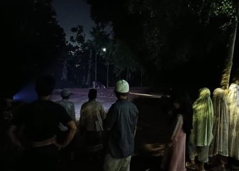 Petugas rescue Dinas Pemadam Kebakaran dan Penyelamatan Kota Jambi mengevakuasi seekor sapi kurban yang lepas dan mengamuk di kawasan Kenali Asam Bawah, Kecamatan Kotabaru. (Dok: Rudi)