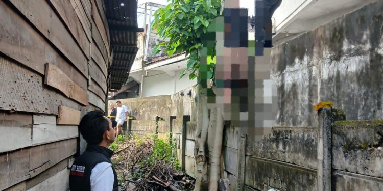 Petugas kepolisian saat melakukan evakuasi dan olah TKP penemuan jasad seorang pria yang tergantung di pohon di kawasan Jalan Prof. Dr. Sumantri Brojonegoro, Kecamatan Jelutung, Kota Jambi, Senin (11/5/2026). (Dok: Alpin)
