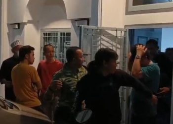 Suasana penggerebekan dugaan perselingkuhan di sebuah kamar kos kawasan Telanaipura, Kota Jambi, yang melibatkan oknum dosen dan seorang wanita. (Dok: Rahmat)
