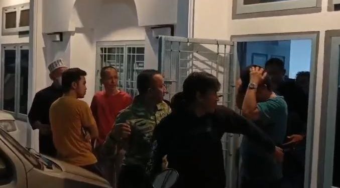 Suasana penggerebekan dugaan perselingkuhan di sebuah kamar kos kawasan Telanaipura, Kota Jambi, yang melibatkan oknum dosen dan seorang wanita. (Dok: Rahmat)