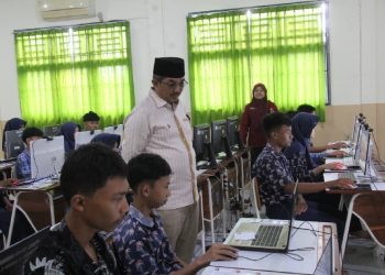 Bupati Tanjung Jabung Barat Anwar Sadat meninjau langsung pelaksanaan Tes Kemampuan Akademik (TKA) 2026 berbasis komputer di salah satu SMP di Tanjab Barat, Kamis (9/4). (Dok: Diskominfo Tanjab Barat)