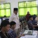 Bupati Tanjung Jabung Barat Anwar Sadat meninjau langsung pelaksanaan Tes Kemampuan Akademik (TKA) 2026 berbasis komputer di salah satu SMP di Tanjab Barat, Kamis (9/4). (Dok: Diskominfo Tanjab Barat)