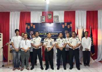 Kepala Lapas Kelas IIA Jambi, Syahroni Ali, menyerahkan remisi khusus Hari Raya Waisak 2570 BE Tahun 2026 kepada perwakilan warga binaan beragama Buddha usai pelaksanaan ibadah Waisak di Aula Lapas Kelas IIA Jambi, Minggu (31/5/2026). (Dok: Rahmat)