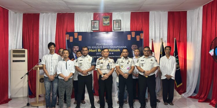 Kepala Lapas Kelas IIA Jambi, Syahroni Ali, menyerahkan remisi khusus Hari Raya Waisak 2570 BE Tahun 2026 kepada perwakilan warga binaan beragama Buddha usai pelaksanaan ibadah Waisak di Aula Lapas Kelas IIA Jambi, Minggu (31/5/2026). (Dok: Rahmat)