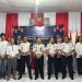 Kepala Lapas Kelas IIA Jambi, Syahroni Ali, menyerahkan remisi khusus Hari Raya Waisak 2570 BE Tahun 2026 kepada perwakilan warga binaan beragama Buddha usai pelaksanaan ibadah Waisak di Aula Lapas Kelas IIA Jambi, Minggu (31/5/2026). (Dok: Rahmat)