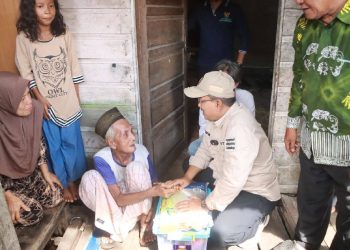 Bupati Tanjung Jabung Barat Anwar Sadat meninjau langsung rumah warga penerima bantuan bedah rumah BAZNAS di Kecamatan Tungkal Ilir. (Dok: rahmat)