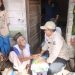 Bupati Tanjung Jabung Barat Anwar Sadat meninjau langsung rumah warga penerima bantuan bedah rumah BAZNAS di Kecamatan Tungkal Ilir. (Dok: rahmat)