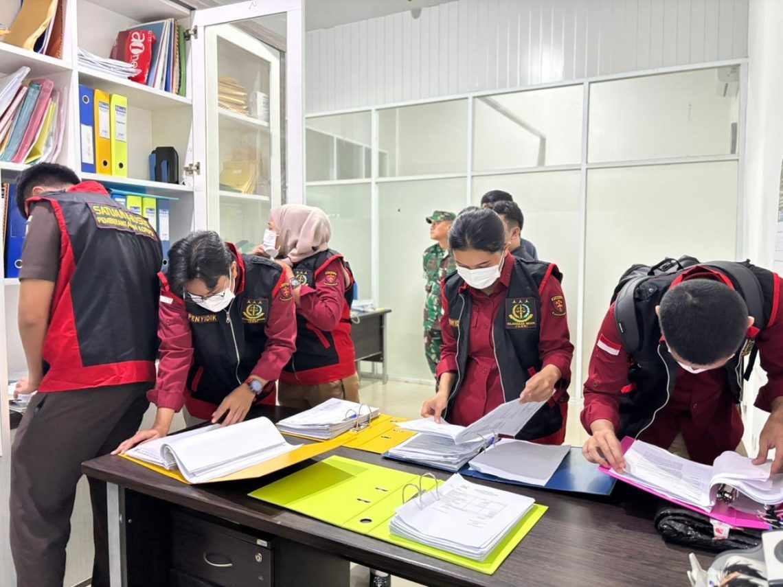 Petugas Kejari Jambi saat melakukan penggeledahan di kantor pengelola Pasar Angso Duo. (Dok: Redaksi)