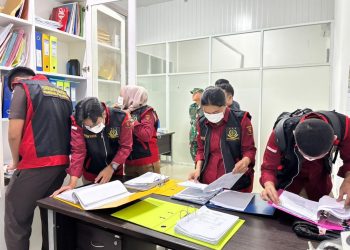 Petugas Kejari Jambi saat melakukan penggeledahan di kantor pengelola Pasar Angso Duo. (Dok: Redaksi)
