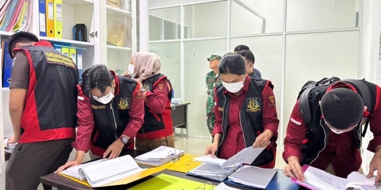 Petugas Kejari Jambi saat melakukan penggeledahan di kantor pengelola Pasar Angso Duo. (Dok: Redaksi)