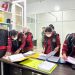 Petugas Kejari Jambi saat melakukan penggeledahan di kantor pengelola Pasar Angso Duo. (Dok: Redaksi)