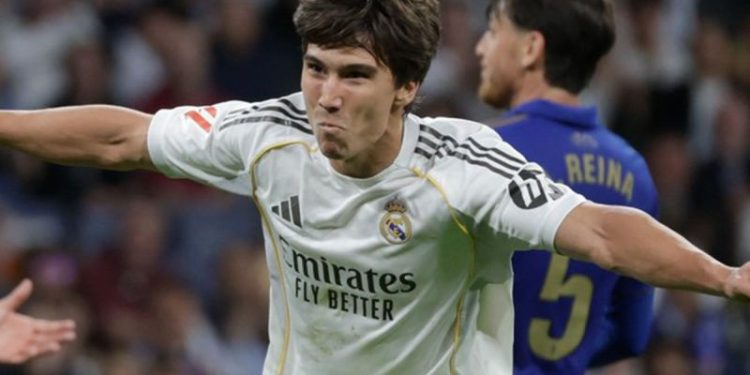 Pemain Real Madrid Gonzalo Garcia berselebrasi setelah sukses mencetak gol ke gawang Real Oviedo pada laga pekan ke-36 Liga Spanyol 2025/26 di Stadion Santiago Bernabeu, Jumat. Madrid menang 2-0. (Dok: X/LaLiga)