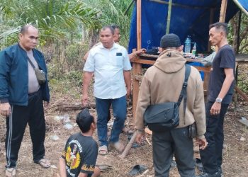 Petugas Polsek Kumpeh Ilir menunjukkan barang bukti narkotika jenis sabu dan sejumlah alat yang diamankan dari tersangka ZWD di Muaro Jambi, Jumat (1/5/2026). (Dok: Alpin)