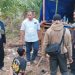 Petugas Polsek Kumpeh Ilir menunjukkan barang bukti narkotika jenis sabu dan sejumlah alat yang diamankan dari tersangka ZWD di Muaro Jambi, Jumat (1/5/2026). (Dok: Alpin)
