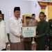 Wakil Bupati Tanjab Barat Dr. H. Katamso menyerahkan bantuan secara simbolis kepada pengurus Masjid Zahratussaadah saat Safari Ramadhan di Desa Sungai Landak, Kecamatan Senyerang, Kamis (5/3). (Dok: Diskominfo Tanjab Barat)