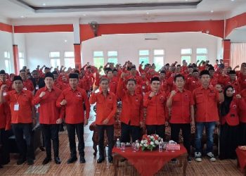 Ketua DPC PDI Perjuangan Kota Jambi Ihsan Yunus bersama jajaran pengurus dan kader saat membuka Musyawarah Anak Cabang (Musancab). (Dok: Rudi)