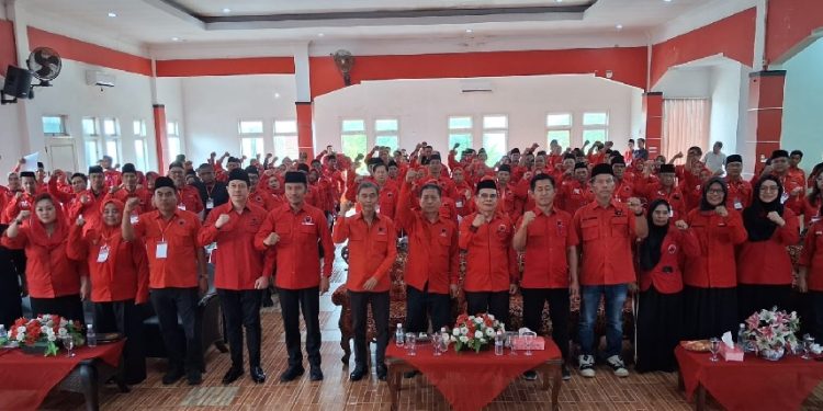 Ketua DPC PDI Perjuangan Kota Jambi Ihsan Yunus bersama jajaran pengurus dan kader saat membuka Musyawarah Anak Cabang (Musancab). (Dok: Rudi)