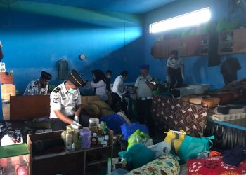 Petugas gabungan melakukan razia mendadak di blok hunian warga binaan Lapas Kelas IIB Muara Sabak. (Dok: Rahmat)