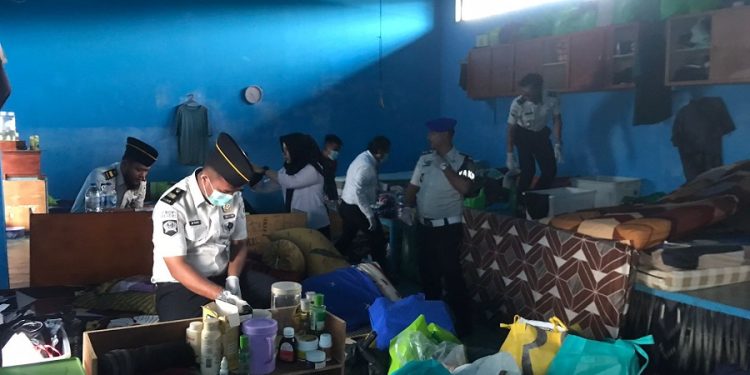 Petugas gabungan melakukan razia mendadak di blok hunian warga binaan Lapas Kelas IIB Muara Sabak. (Dok: Rahmat)