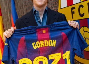 Anthony Gordon resmi diperkenalkan sebagai pemain baru Barcelona setelah didatangkan dari Newcastle United. (Dok: instagram @fcbarcelona)