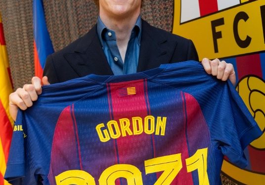 Anthony Gordon resmi diperkenalkan sebagai pemain baru Barcelona setelah didatangkan dari Newcastle United. (Dok: instagram @fcbarcelona)