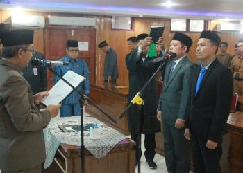 Bupati Tanjung Jabung Barat Anwar Sadat melantik dan mengambil sumpah jabatan pejabat pimpinan tinggi pratama dan pejabat fungsional di Ruang Pola Utama Kantor Bupati, Senin (16/3). (Dok: Diskominfo Tanjab Barat)