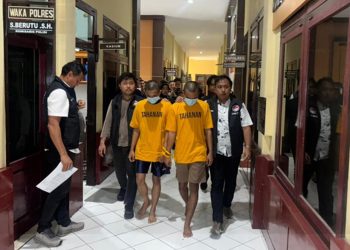 Tersangka kasus sabu saat digiring petugas di Mapolres Sarolangun. (Dok: Alpin)