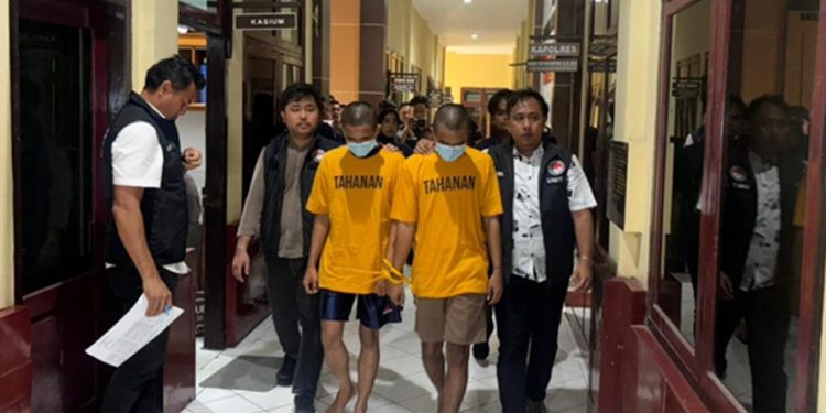 Tersangka kasus sabu saat digiring petugas di Mapolres Sarolangun. (Dok: Alpin)