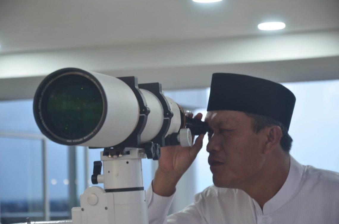 Kemenag Jambi saat melihat rukyatul hilal di salah satu gedung di Kota Jambi. (Dok: Redaksi)
