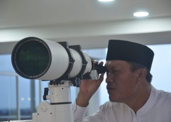 Kemenag Jambi saat melihat rukyatul hilal di salah satu gedung di Kota Jambi. (Dok: Redaksi)