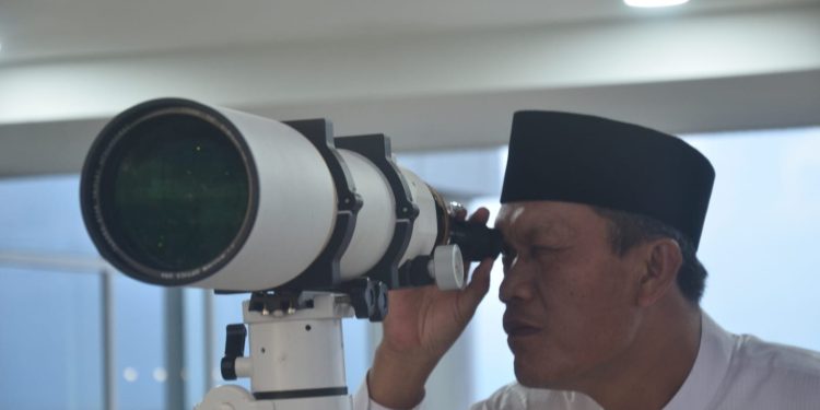 Kemenag Jambi saat melihat rukyatul hilal di salah satu gedung di Kota Jambi. (Dok: Redaksi)