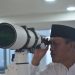 Kemenag Jambi saat melihat rukyatul hilal di salah satu gedung di Kota Jambi. (Dok: Redaksi)