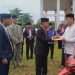 Wakil Bupati Merangin A. Khafidh menyerahkan secara simbolis sepeda motor dinas kepada perwakilan Da’i serta piagam penghargaan kepada siswa berprestasi usai upacara Hardiknas di halaman Kantor Bupati Merangin, Sabtu (2/5/2026). (Dok: Rudi)