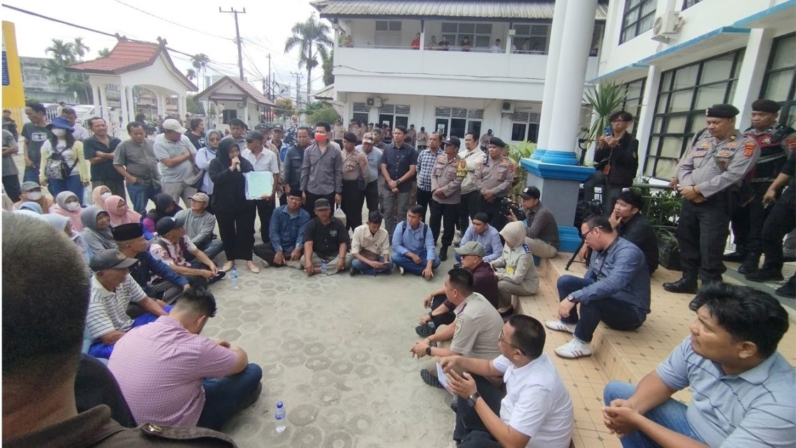 DEMO: Warga ketika melakukan aksi unjuk rasa tolak Zona Merah di kantor BPN Kota Jambi beberapa waktu lalu. (Dok: Redaksi)