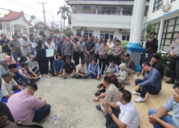 DEMO: Warga ketika melakukan aksi unjuk rasa tolak Zona Merah di kantor BPN Kota Jambi beberapa waktu lalu. (Dok: Redaksi)