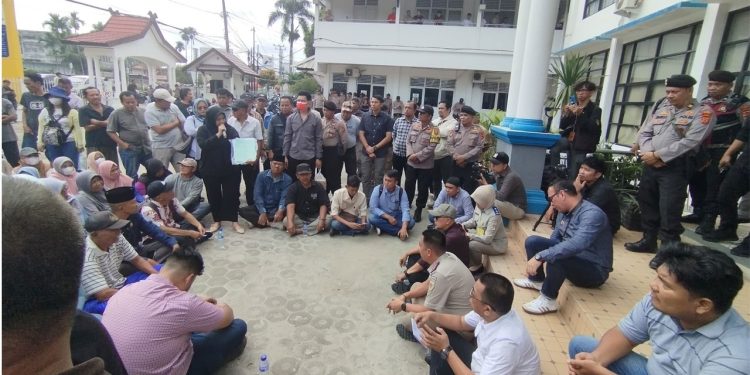 DEMO: Warga ketika melakukan aksi unjuk rasa tolak Zona Merah di kantor BPN Kota Jambi beberapa waktu lalu. (Dok: Redaksi)