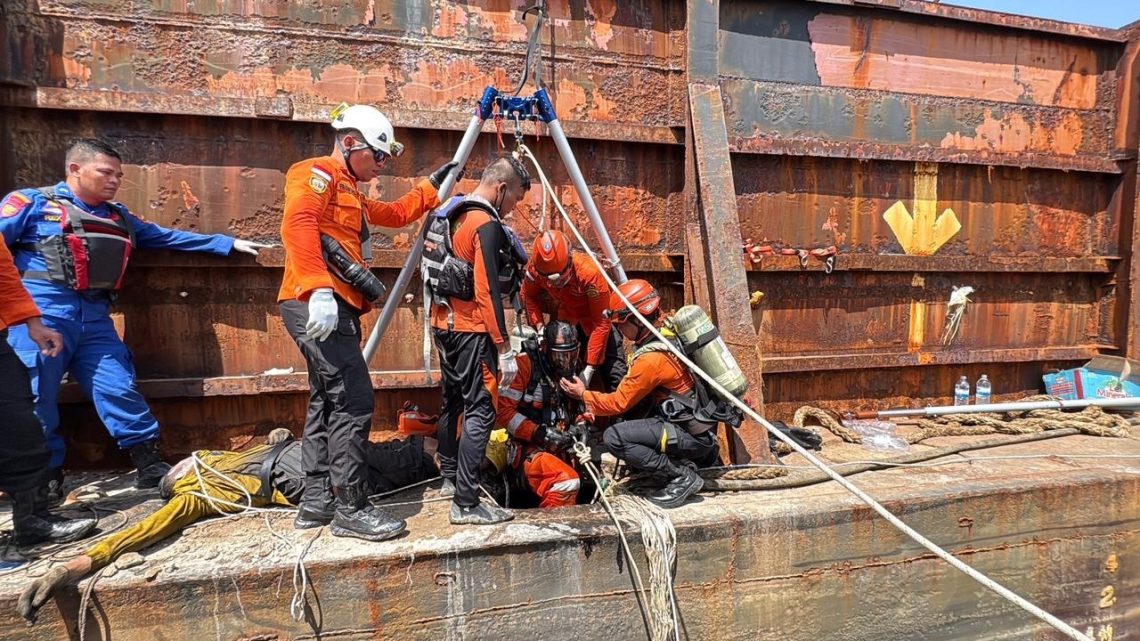Tim SAR gabungan melakukan operasi penyelamatan terhadap tiga pekerja yang diduga keracunan gas di dalam palka tongkang KM TS Daya Niaso di kawasan Sungai Batanghari, Muaro Jambi, Rabu (20/5/2026). (Dok: Rudi)