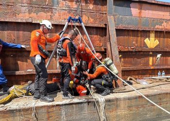 Tim SAR gabungan melakukan operasi penyelamatan terhadap tiga pekerja yang diduga keracunan gas di dalam palka tongkang KM TS Daya Niaso di kawasan Sungai Batanghari, Muaro Jambi, Rabu (20/5/2026). (Dok: Rudi)