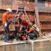 Tim SAR gabungan melakukan operasi penyelamatan terhadap tiga pekerja yang diduga keracunan gas di dalam palka tongkang KM TS Daya Niaso di kawasan Sungai Batanghari, Muaro Jambi, Rabu (20/5/2026). (Dok: Rudi)