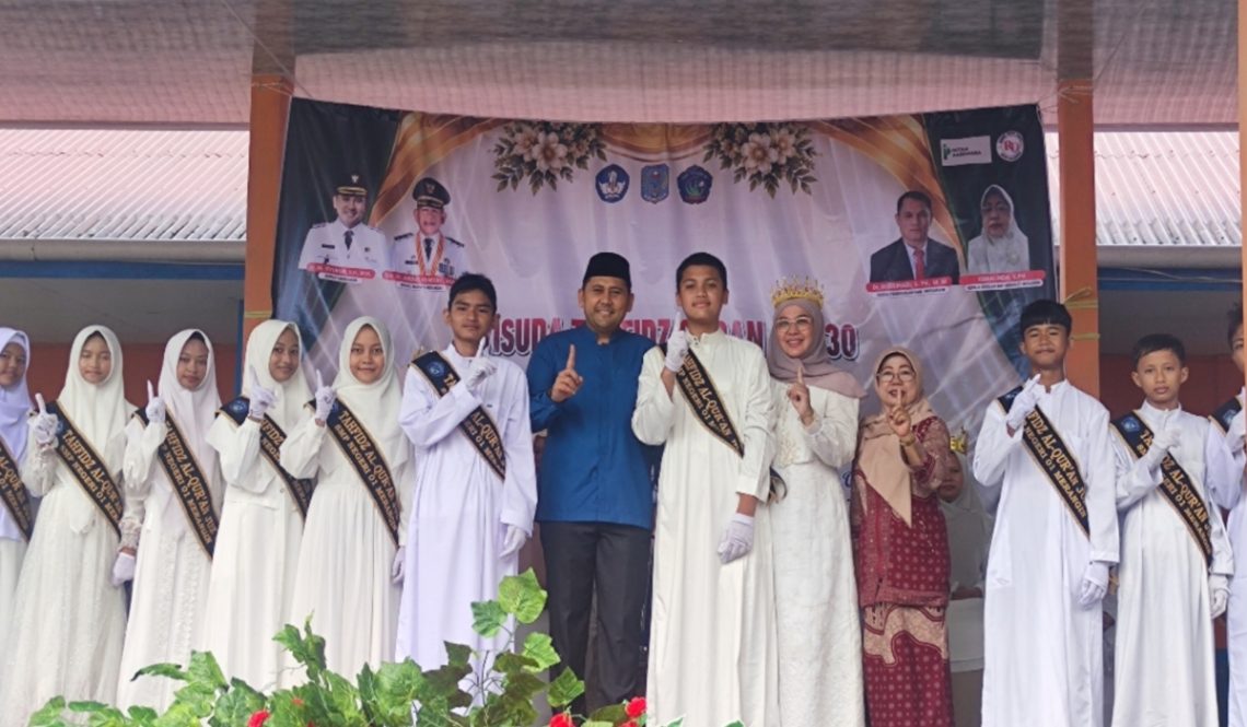 Bupati Merangin M. Syukur bersama Ketua TP PKK Lavita Syukur menghadiri Wisuda Tahfidzul Qur’an Juz 30 SMPN 1 Merangin. (Dok: Rudi)
