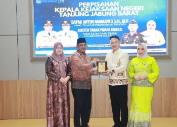 Bupati Tanjung Jabung Barat Anwar Sadat bersama Forkopimda menyerahkan cinderamata kepada Kajari Anton Rahmanto dalam malam perpisahan di rumah dinas Bupati, Sabtu (2/5/2026). (Dok: Rahmat)