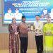 Bupati Tanjung Jabung Barat Anwar Sadat bersama Forkopimda menyerahkan cinderamata kepada Kajari Anton Rahmanto dalam malam perpisahan di rumah dinas Bupati, Sabtu (2/5/2026). (Dok: Rahmat)