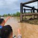 Kondisi fender atau tiang pelindung Jembatan Muara Sabak mengalami kerusakan usai ditabrak tongkang batu bara BG United Jaya yang ditarik TugBoat TB MBP 2002, Sabtu (23/5/2026). (Dok: Redaksi)