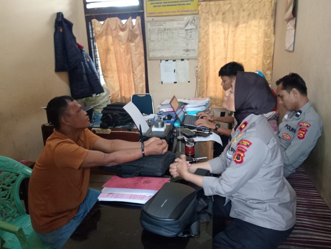 Seorang pria yang diduga menyelinap masuk ke rumah warga di kawasan Simpang Rimbo, Kota Jambi, diamankan personel Polsek Kota Baru. (Dok: Alpin)