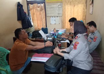 Seorang pria yang diduga menyelinap masuk ke rumah warga di kawasan Simpang Rimbo, Kota Jambi, diamankan personel Polsek Kota Baru. (Dok: Alpin)