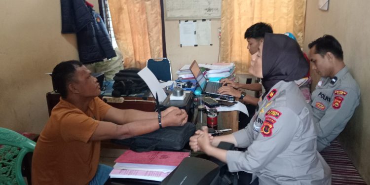 Seorang pria yang diduga menyelinap masuk ke rumah warga di kawasan Simpang Rimbo, Kota Jambi, diamankan personel Polsek Kota Baru. (Dok: Alpin)
