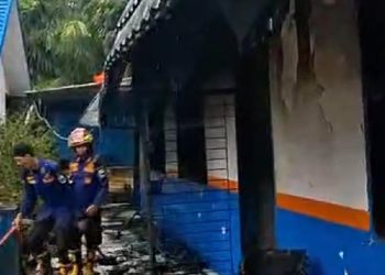 Petugas Damkarmat Muaro Jambi berjibaku memadamkan api yang membakar SMP Negeri 9 Muaro Jambi di Kecamatan Sungai Gelam. (Dok: redaksi)