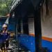Petugas Damkarmat Muaro Jambi berjibaku memadamkan api yang membakar SMP Negeri 9 Muaro Jambi di Kecamatan Sungai Gelam. (Dok: redaksi)
